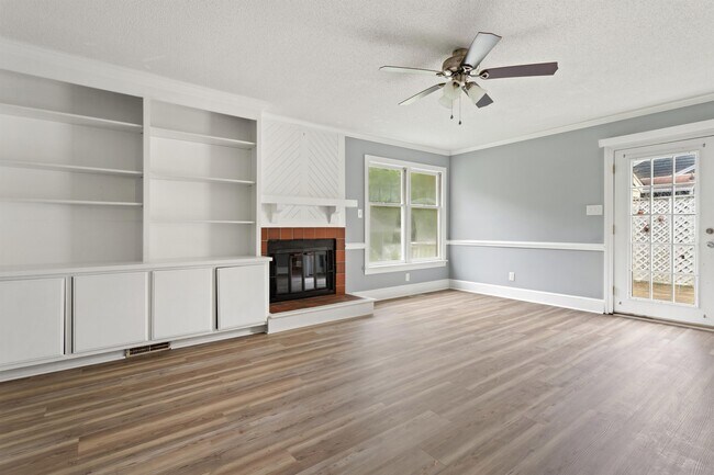 Building Photo - 1301 Roundtree Dr