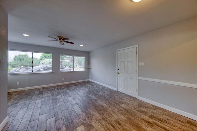 Building Photo - 5801 Thunderbird St