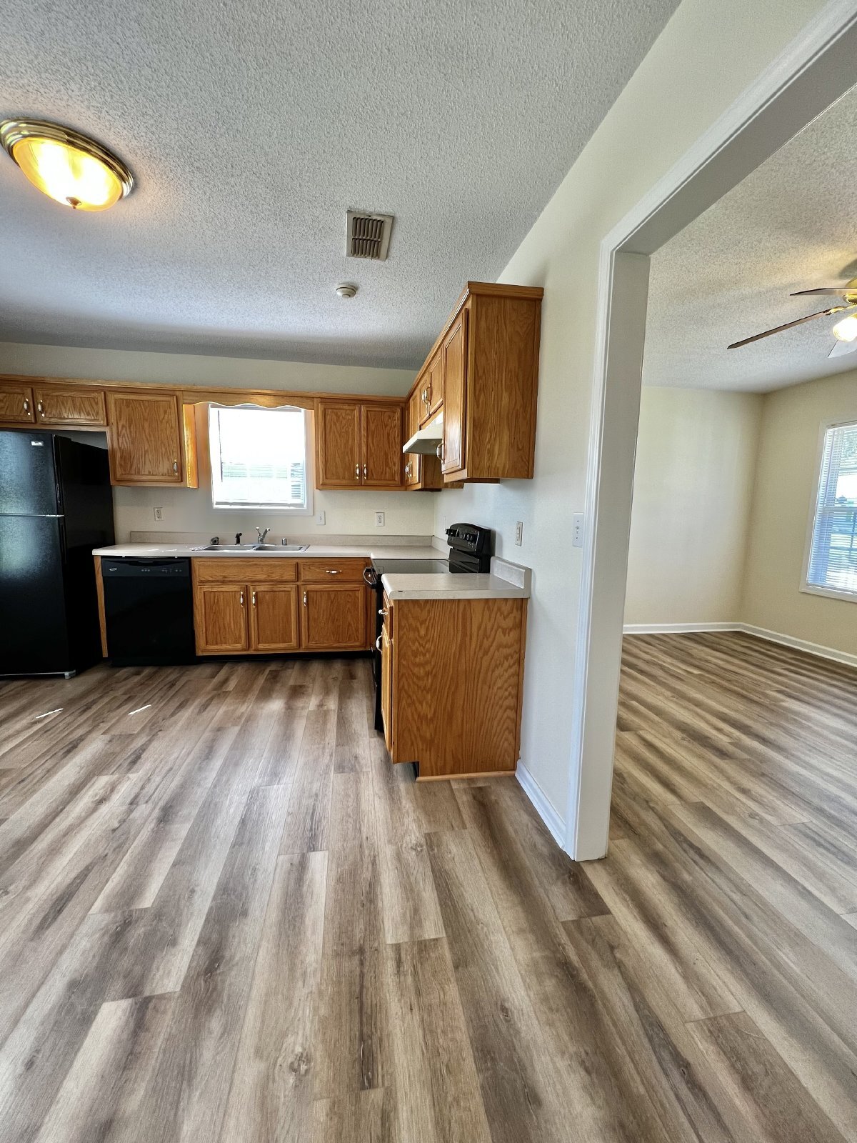 Building Photo - "Charming 2-Bedroom Retreat with 912 Sq Ft of Cozy Living in Oak Grove!"