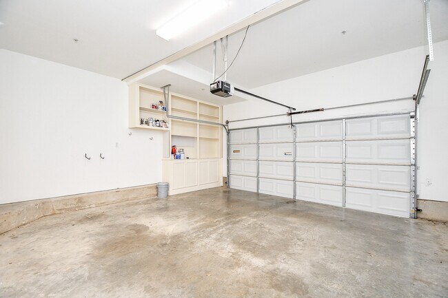 Building Photo - 2094 Brentwood Dr