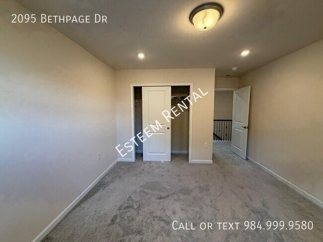 Building Photo - 2095 Bethpage Dr