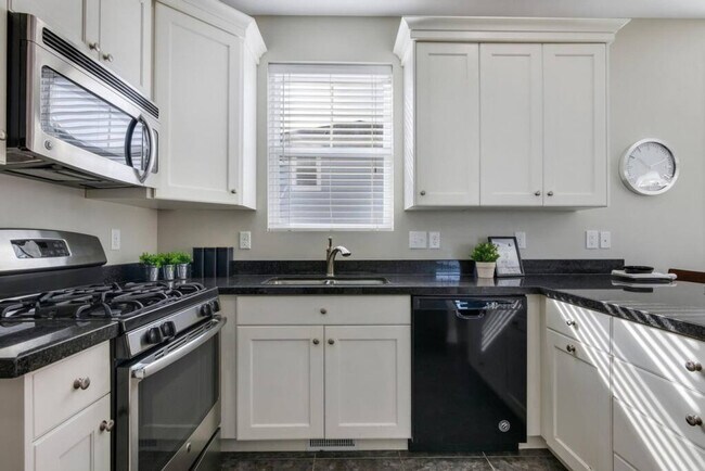 Building Photo - 5032 Bear Trap Dr