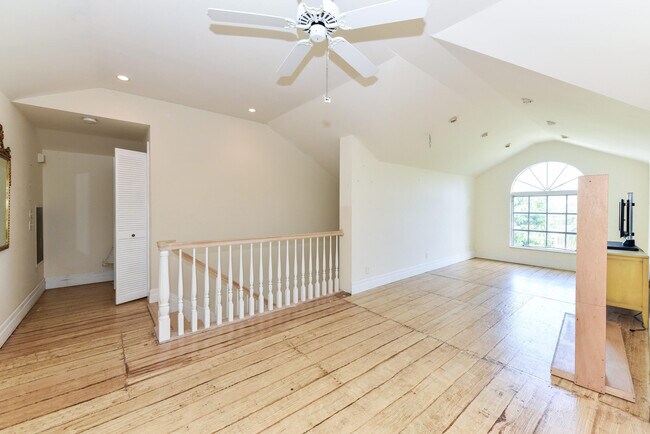 Building Photo - 11900 SE Plutus Ave