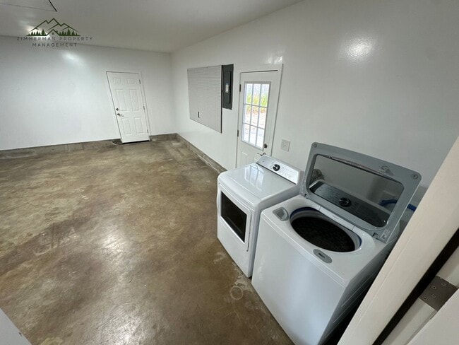 Building Photo - Fully Updated 3 Bedroom 1 Bathroom