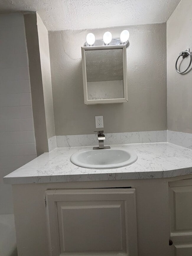 Building Photo - 1 bedroom 1 bath - downstairs