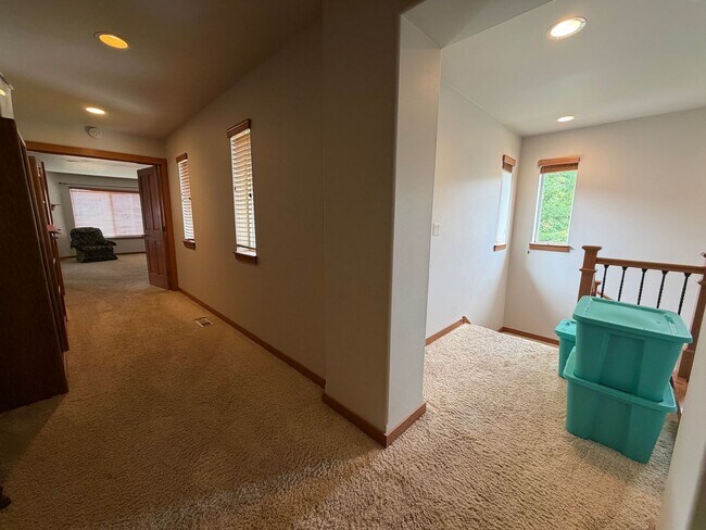 Building Photo - 4BR, 2.5 Bath + Loft DuPont Home