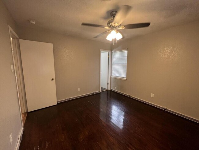 Building Photo - 806 Sandy Ct