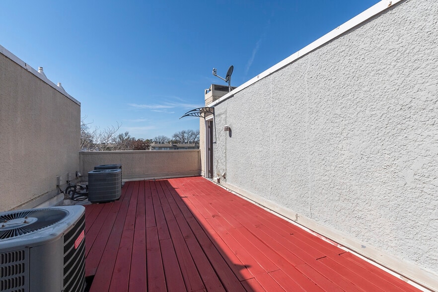 Private Rooftop Deck - 4130 Newton Ave