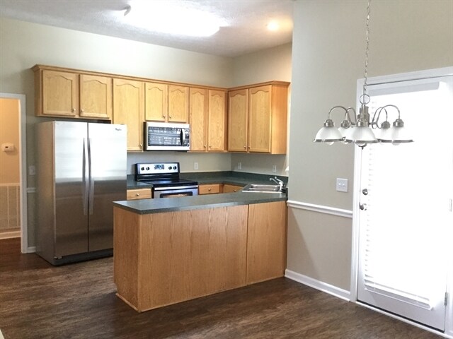 Building Photo - 121 Luna Lane