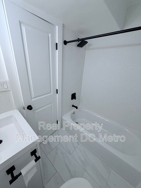 Building Photo - 1447 Holbrook St NE
