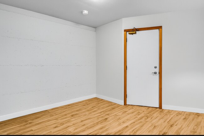 Building Photo - Beautiful 2 bed, 1.5 bath Townhome located in Edmonds $2395/mo.