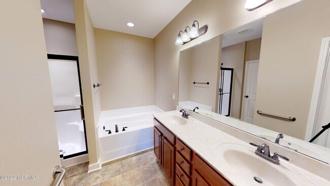 Building Photo - CHARMING ROSEWOOD HOME! 3 BR 2 BA w/ FENCE...