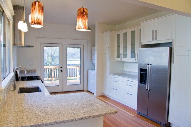 Building Photo - Gorgeous Home in the Heart of Hawthorne wi...