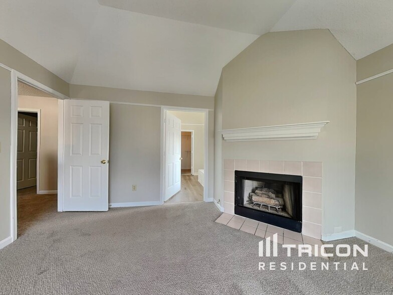Building Photo - 2615 Sandstone Dr