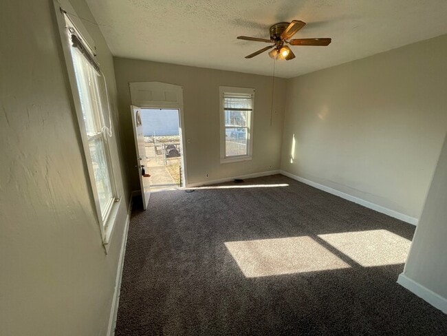 Building Photo - 2BD/1BA Shotgun House