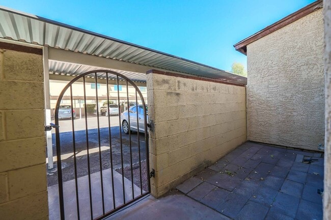 Building Photo - CUTE 2 BEDROOM CONDO!