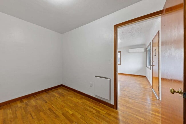 Building Photo - Charming Remodeled Duplex: Pet Friendly!