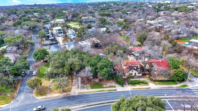 Building Photo - 809 E Riverside Dr