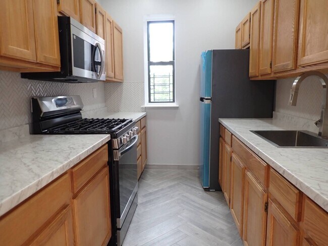 Building Photo - 982 Dumont Ave