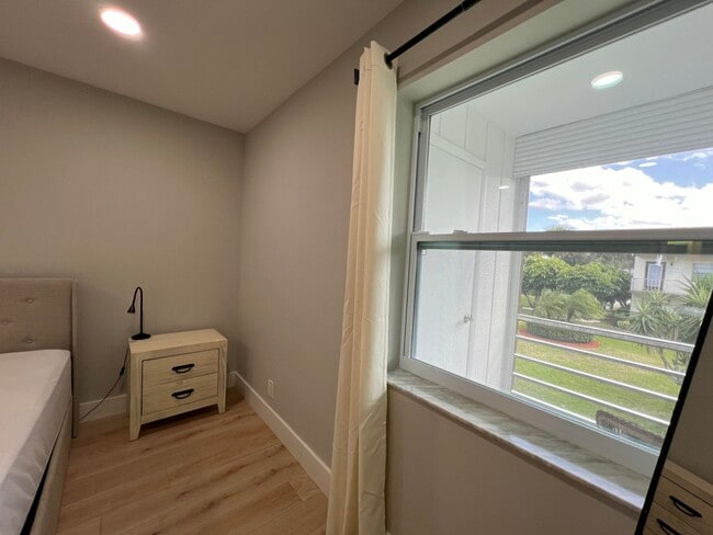 Building Photo - 698 Normandy Ln