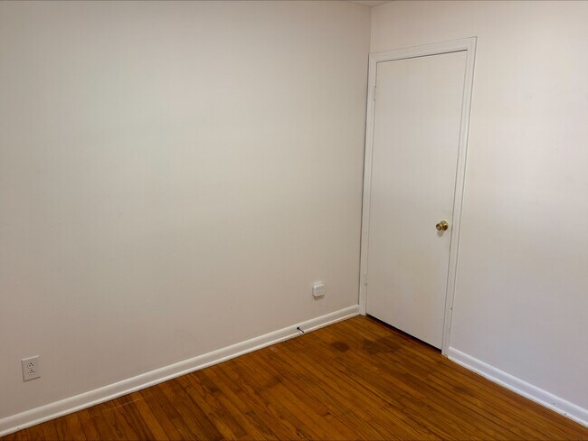 Building Photo - 520 N Hale St