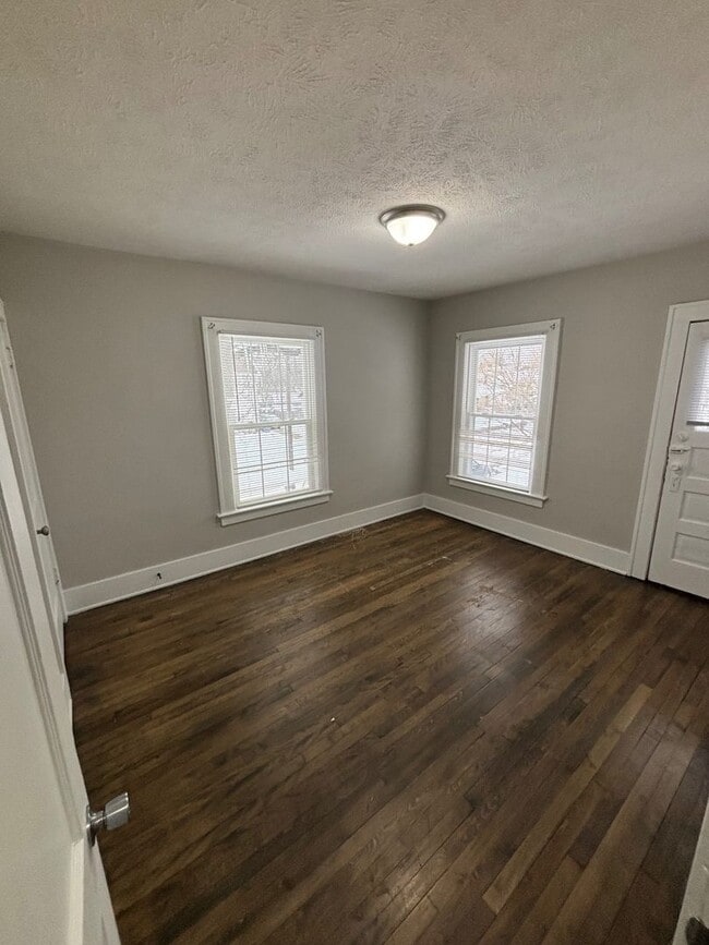 Building Photo - 827 Watson St SW