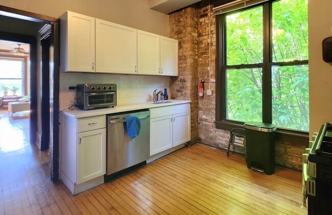 Building Photo - 3765 N Kenmore Ave