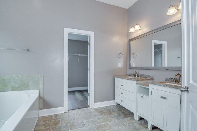 Building Photo - Updated 4 Bedroom 2.5 Bath
