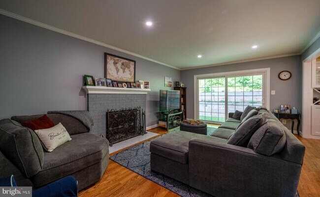 Building Photo - 2235 Abbotsford Dr