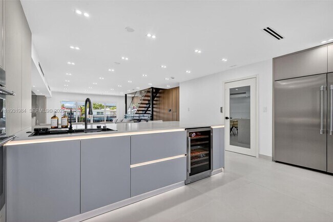 Building Photo - 3830 NE 171 St