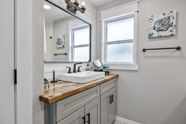 Building Photo - 366 W Osceola Ln