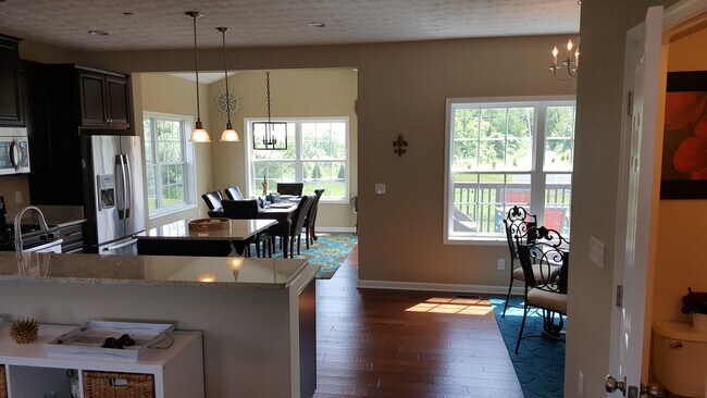 Building Photo - Robinson - LARGE 3 Bedroom End Unit House - Minutes from 376 W Robinson