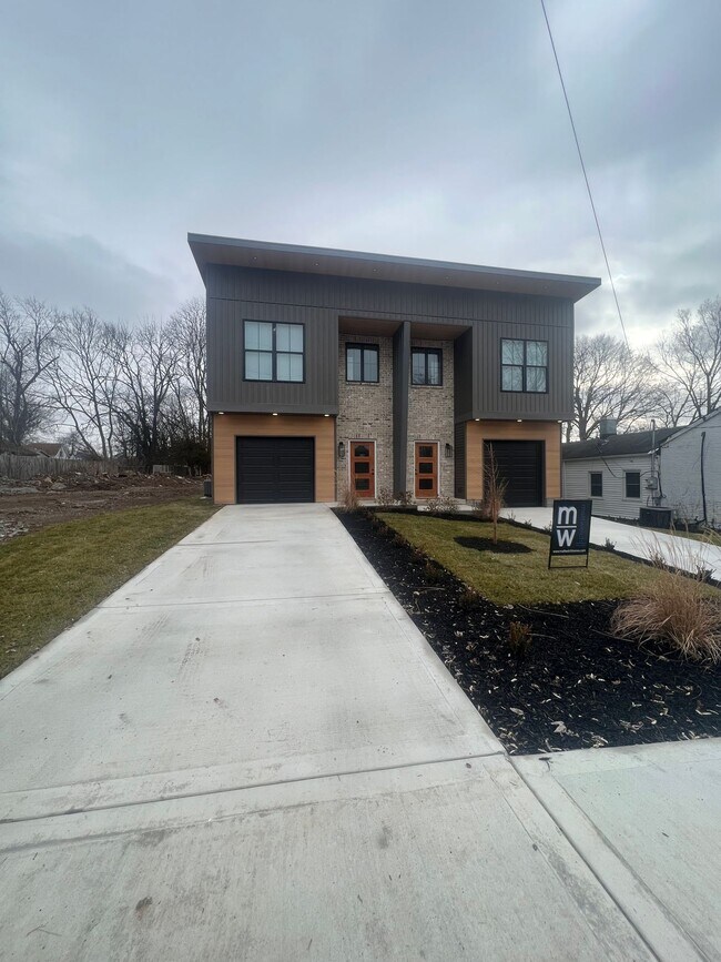 Building Photo - 228 North Mulberry-B