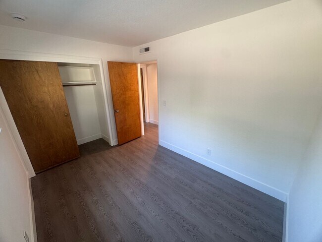 Building Photo - 2340 Villanova Cir