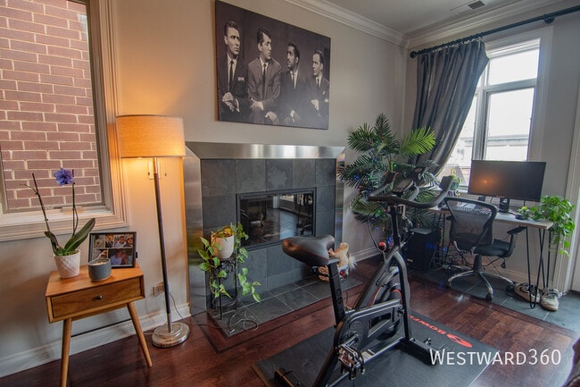 Building Photo - 1033 W Monroe St