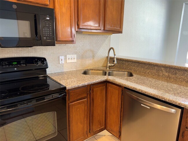 Building Photo - 2121 El Paseo St