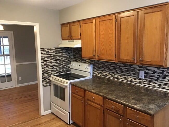 Building Photo - April Move-Ins – Reserve Now! 3 bed, 2 bath