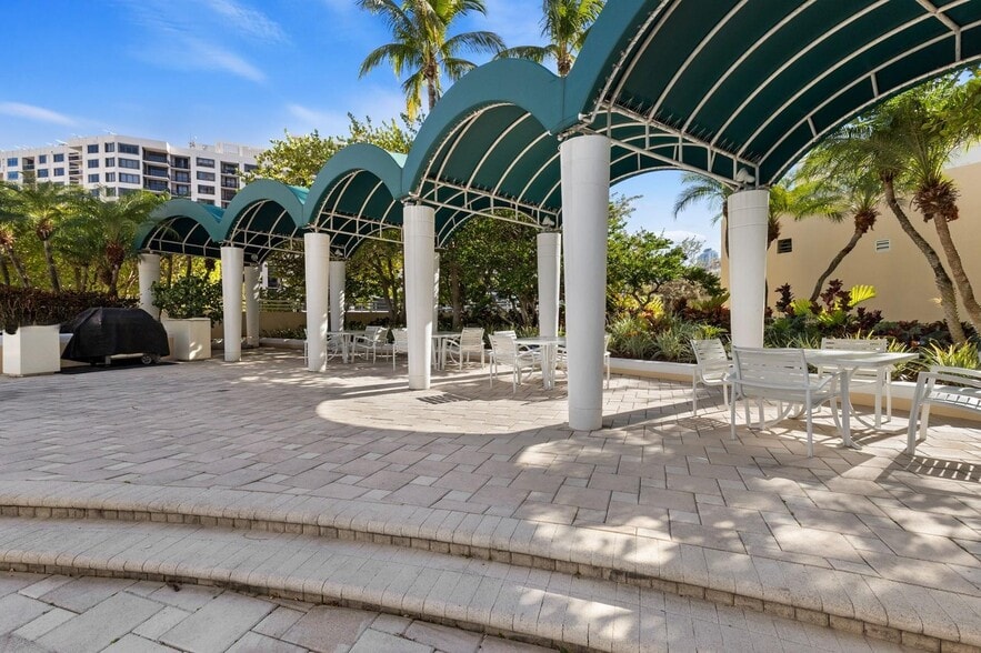 Building Photo - 888 Brickell Key Dr