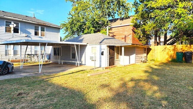 Primary Photo - 2 Bed 1 Bath in the University Add Near Pa...