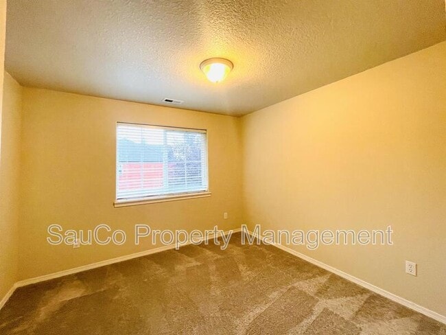 Building Photo - 1816 SE Water Lily St