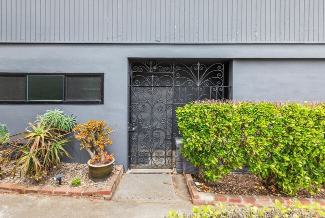 Building Photo - 592-594 Corbett Avenue