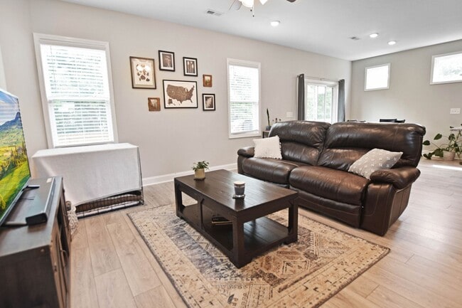 Building Photo - Pet Friendly Three Bedroom!