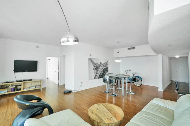 Building Photo - 1800 N Bayshore Dr