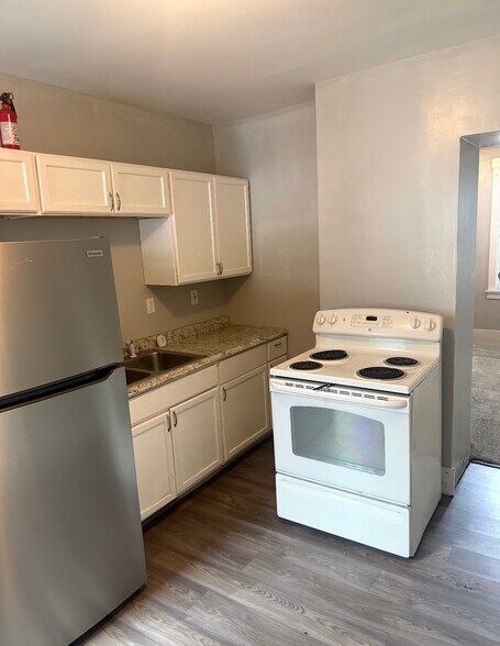 kithchen - 1305 Airbrake Ave