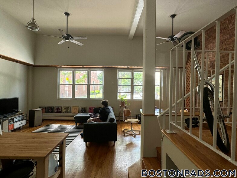 Building Photo - 108 Central St