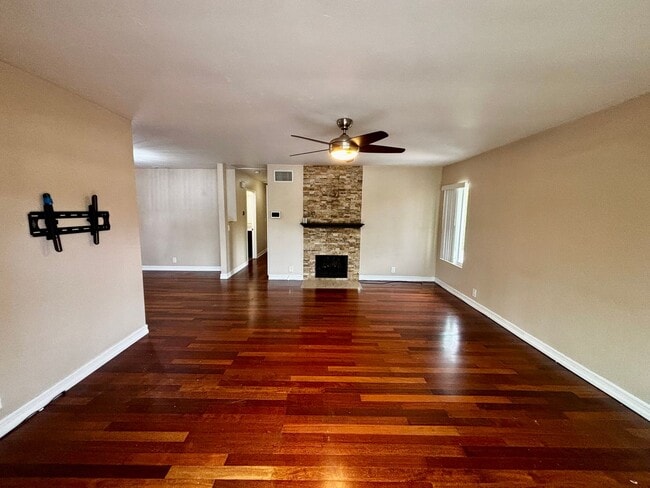 Building Photo - Updated and Spacious 2 bed 1.5 bath