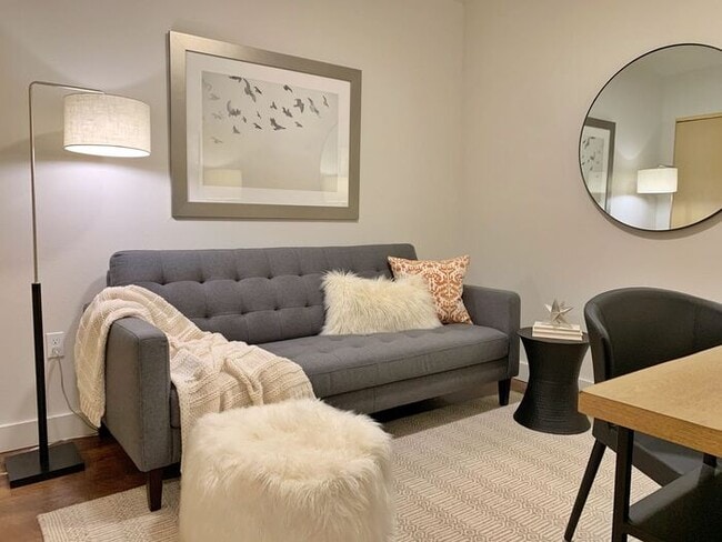 Building Photo - Luxury top floor 2bd in the heart of Sellw...