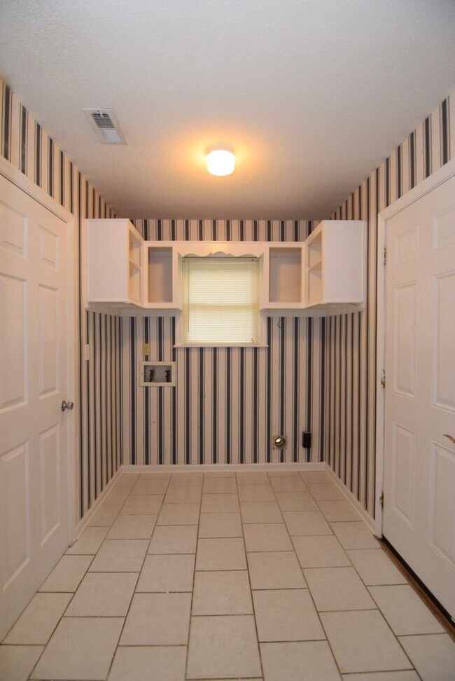 Building Photo - Evans 3 Bed/2 Bath w/ Garage & Huge Fenced...