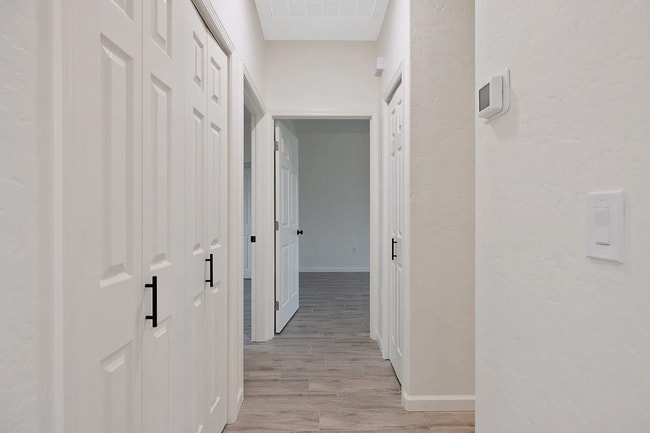 Building Photo - 601 E 10th St