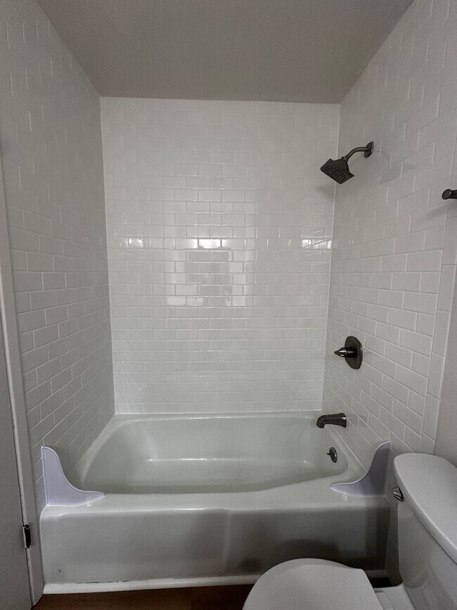 Building Photo - Spacious 3-Bedroom Apartment with Limited-...